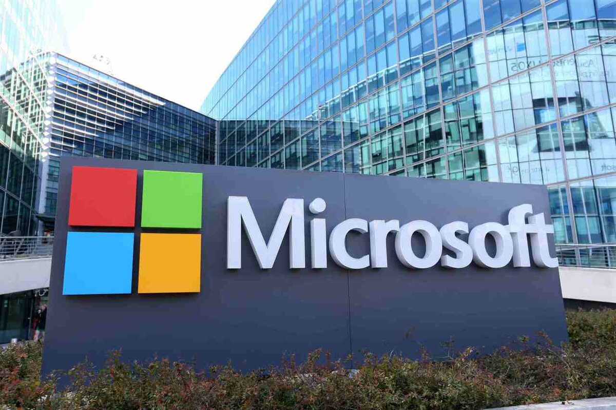 Acciones de Microsoft registran su peor mes en años