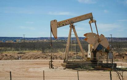 Los precios del petróleo se encaminan a su mayor caída trimestral desde 2020 debido a la recuperación del tráfico en Ormuz y el riesgo de sobreoferta.