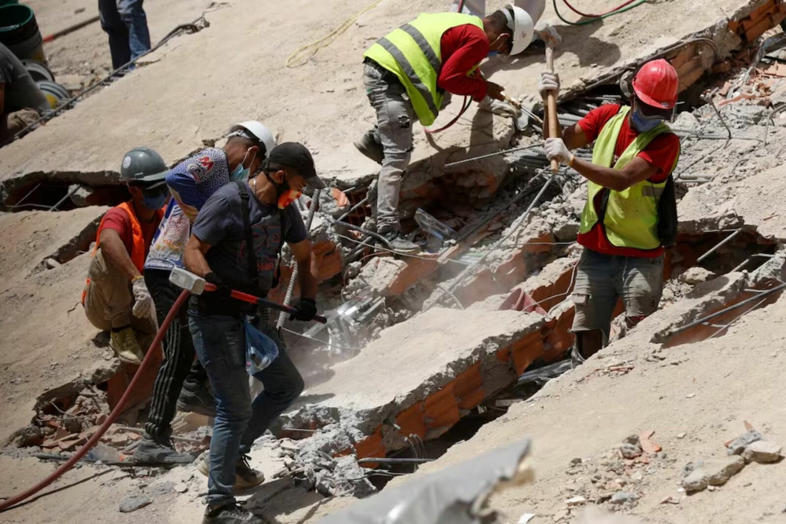 Rescatan a niño de 3 años tras seis días bajo escombros por terremotos en Venezuela