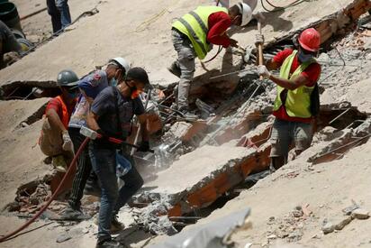 Rescatan a niño de 3 años tras seis días bajo escombros por terremotos en Venezuela