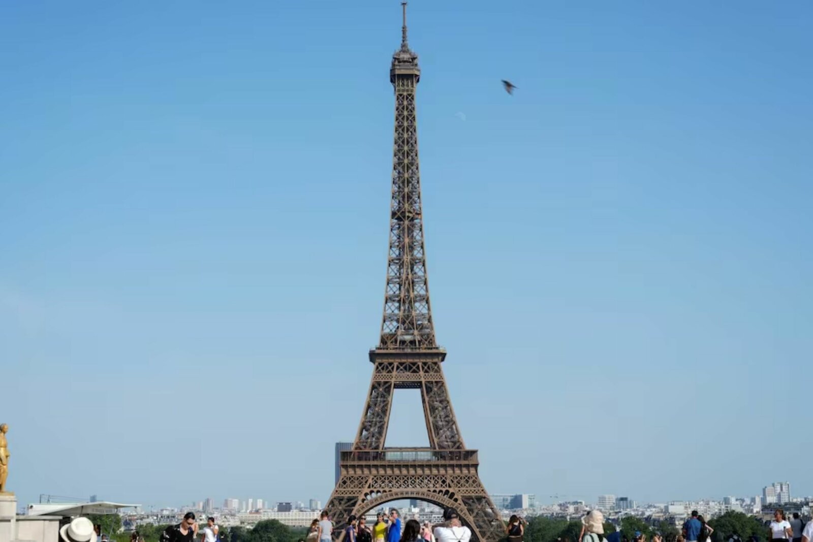Torre Eiffel crece 10 centímetros por ola de calor en Europa