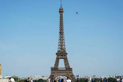 Torre Eiffel crece 10 centímetros por ola de calor en Europa
