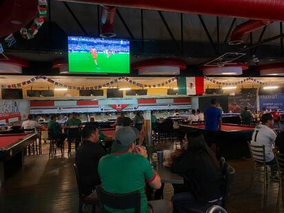 Afición reserva con anticipación y convierte cada partido de México en una oportunidad para restaurantes y meseros.  La pasión por la Selección Mexicana