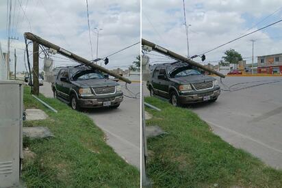 Tráiler derriba poste y provoca daños a camioneta en la colonia Valle Real