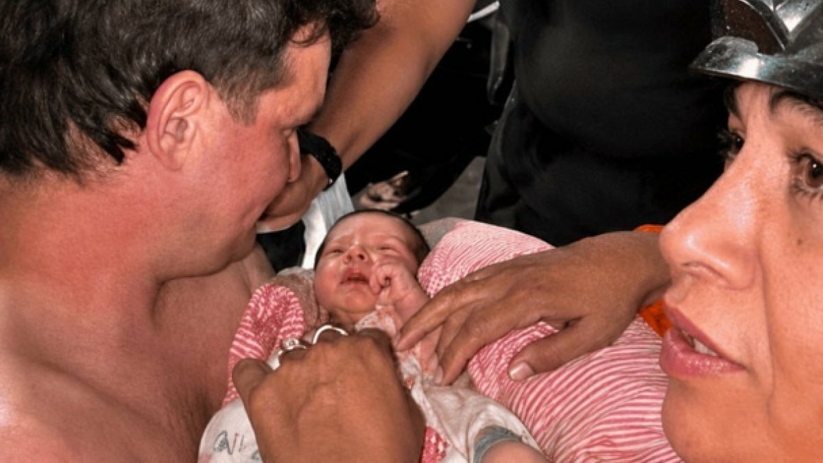 Madre e hijo recién nacido sobreviven 32 horas bajo escombros en Venezuela