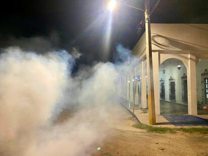 Salud Municipal y la Jurisdicción Sanitaria Número 4 realizan fumigaciones desde las 3:30 horas para prevenir dengue, zika y chikungunya.  Frontera, Coahuila;