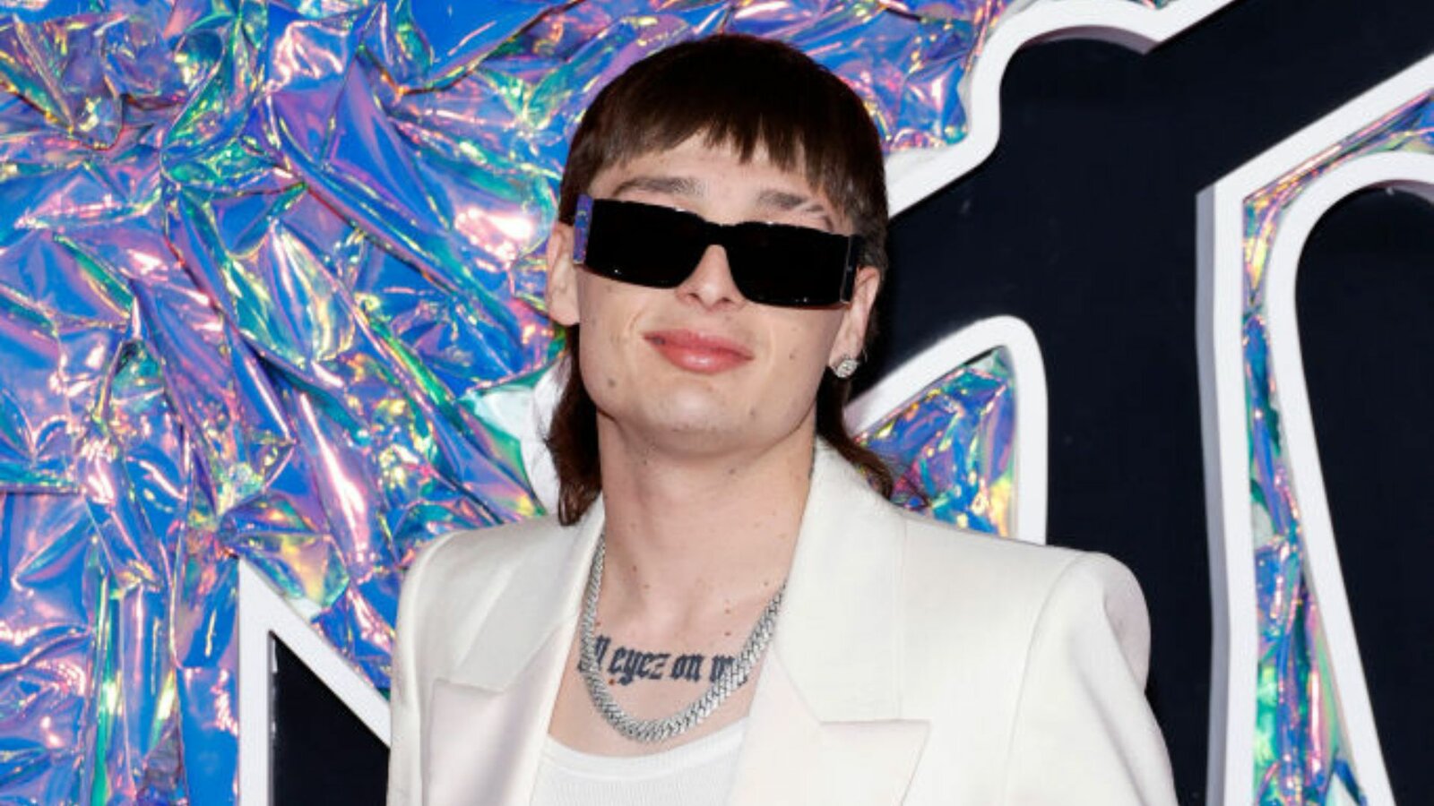Peso Pluma se enfrenta a influencer tras polémica predicción sobre México
