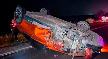 Aparatoso accidente en carretera deja dos personas hospitalizadas
