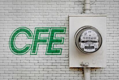 Más postes, medidores y redes: así busca la CFE reducir las fallas eléctricas