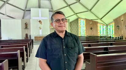 Con gratitud y esperanza, celebra un camino sacerdotal iniciado desde la adolescencia entre fe y servicio comunitario. A los 13 años, cuando cursaba