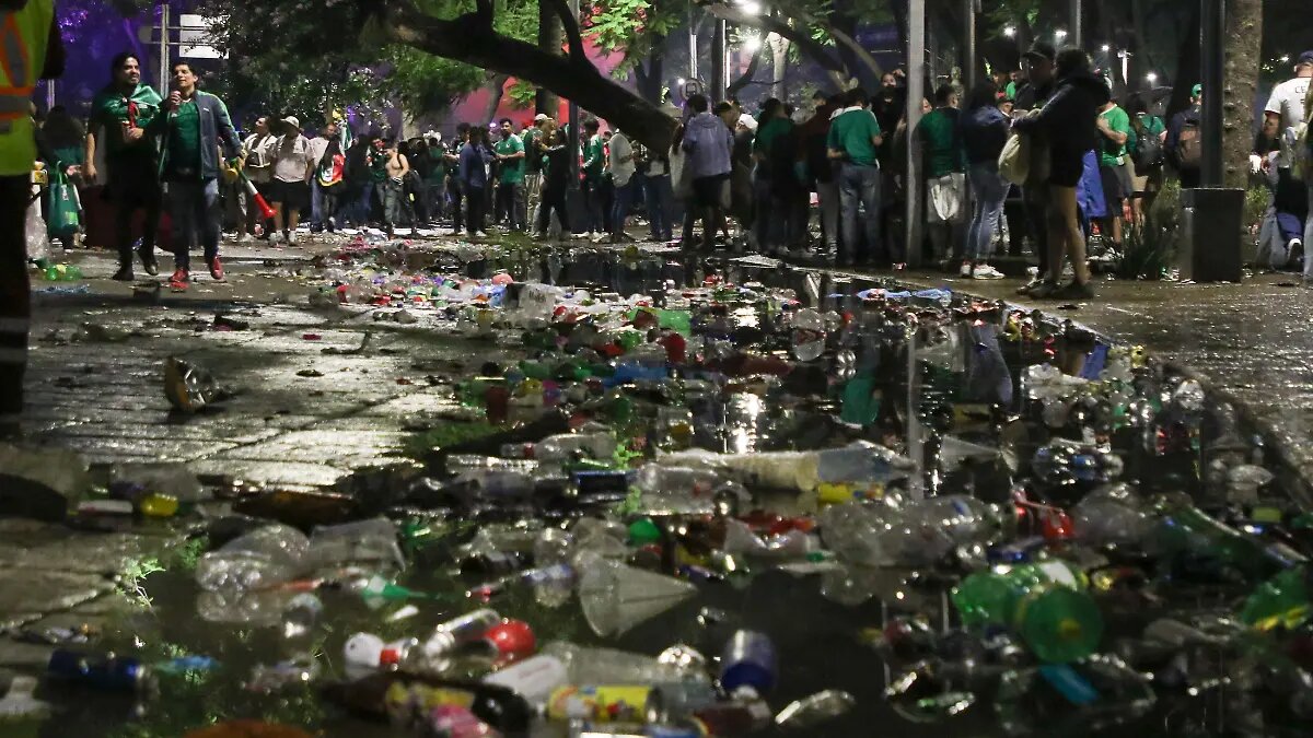 Fiesta del Tri deja caos: retiran más de 10 toneladas de basura en Monterrey
