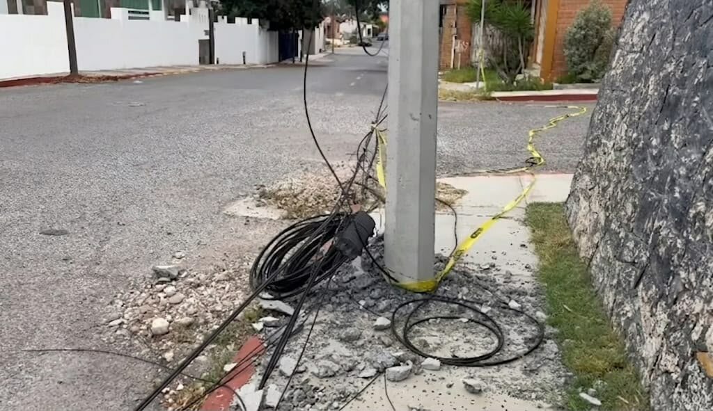Vecinos de la colonia Nísperos piden atención urgente por poste dañado tras accidente