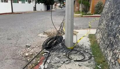 Vecinos de la colonia Nísperos piden atención urgente por poste dañado tras accidente