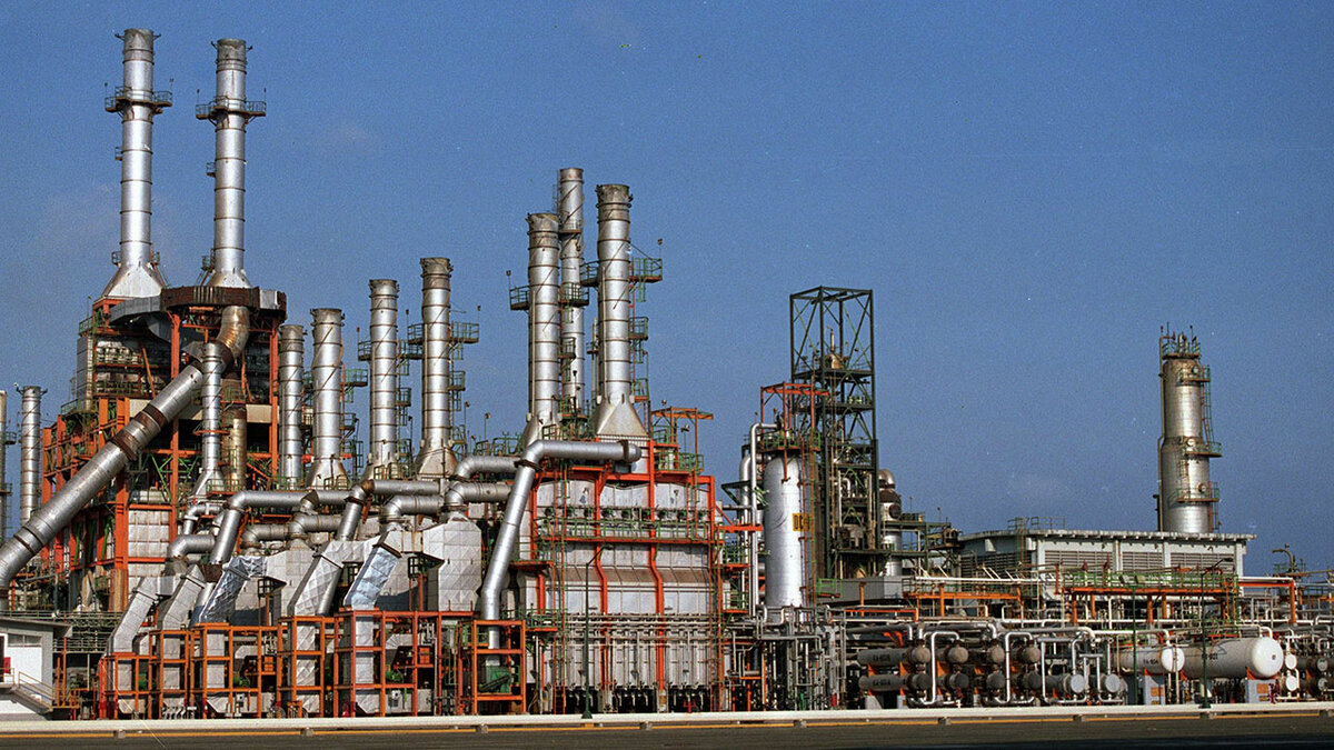 Pemex reporta flamazo en refinería durante labores de mantenimiento