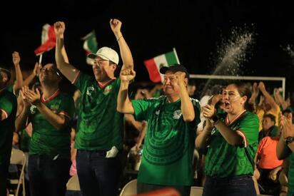 Familias de San Juan de Sabinas celebran triunfo de México juntos