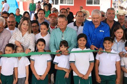 Con el respaldo de Manolo Jiménez, Óscar Ríos entrega techumbre estructural en la Primaria 'Cuauhtémoc' de Nueva Rosita