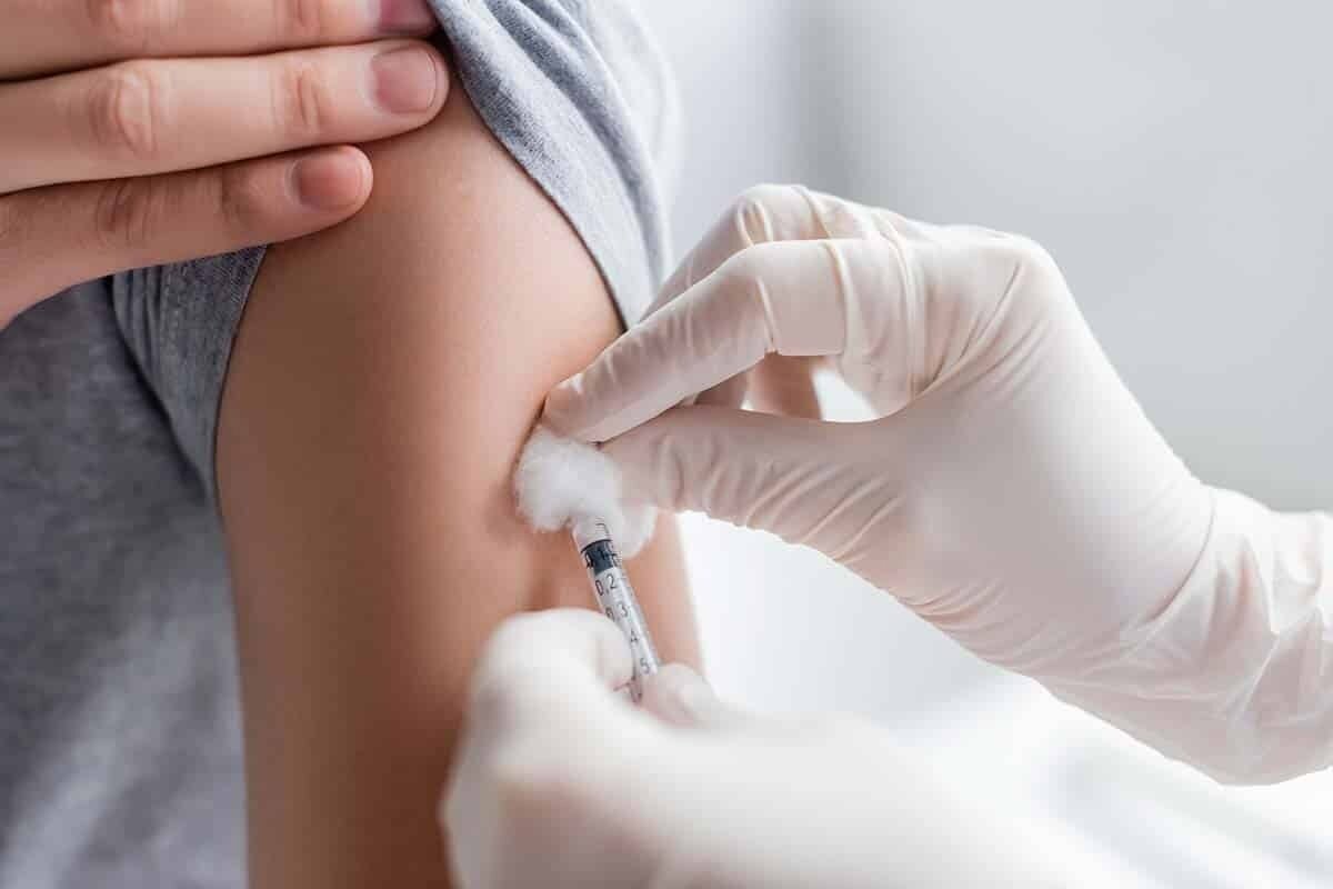 Un importante estudio apoya la vacunación contra COVID-19 y gripe el mismo día