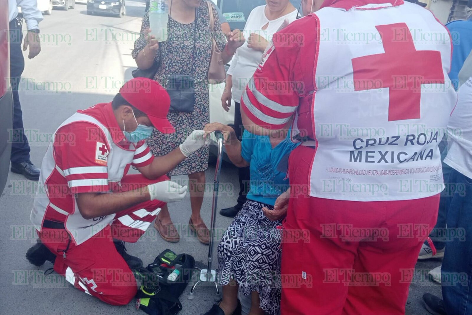 Adulta mayor es hospitalizada tras sufrir descompensación mientras esperaba cobrar su pensión