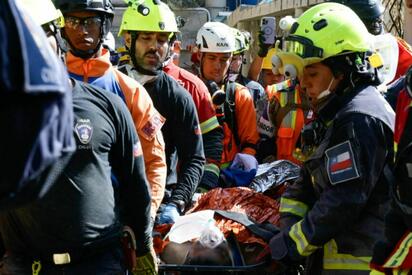Hernán Gil fue rescatado con vida tras permanecer ocho días atrapado bajo los escombros de un edificio en La Guaira, luego de una intensa operación