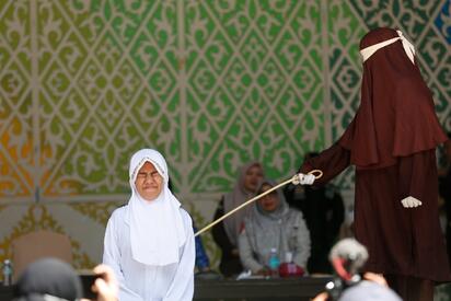 Una pareja fue condenada a latigazos en público en la provincia indonesia de Aceh tras publicar un video en TikTok besándose sin estar casados.  Una joven