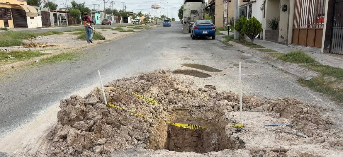 Vecinos denuncian zanja de SIMAS sin señalización en Acoros
