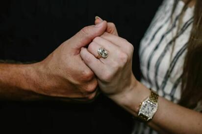 Así es el anillo de compromiso de Taylor Swift diseñado por Travis Kelce