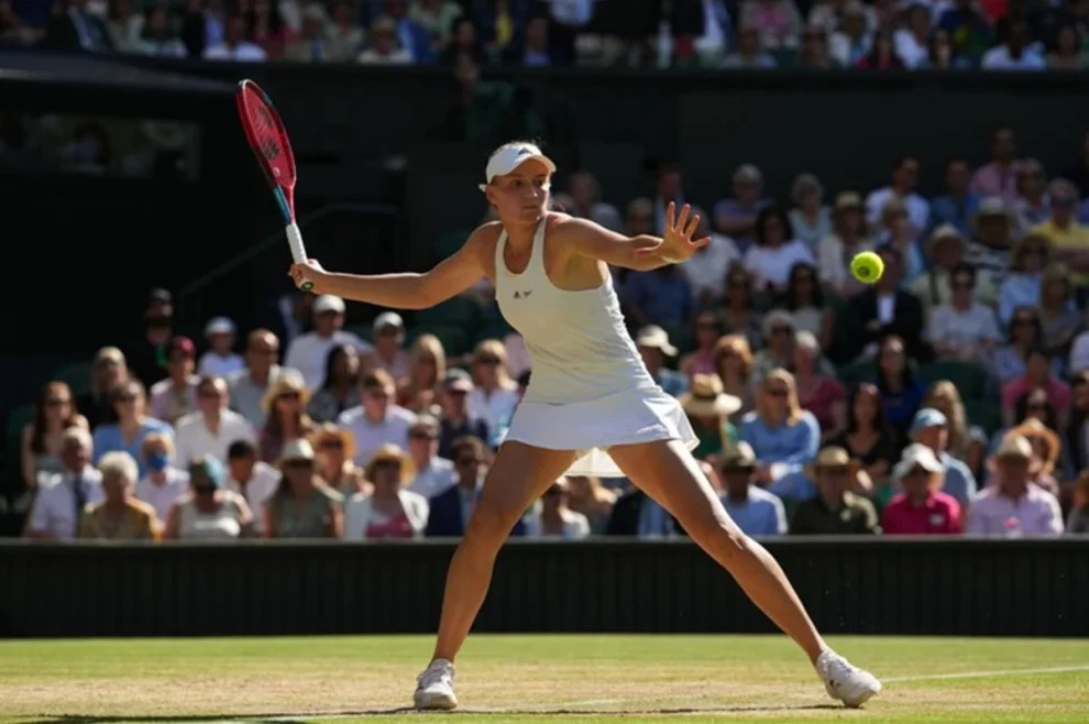 Rybakina avanza a tercera ronda de Wimbledon con contundente triunfo