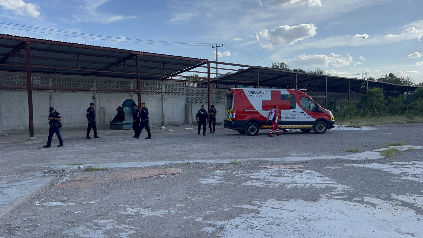 Intento de suicidio: La persona se encontraba suspendida de una plataforma que sostiene una techumbre.