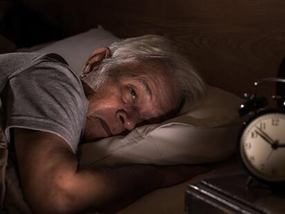 ¿Duermes menos de 7 horas después de los 60?