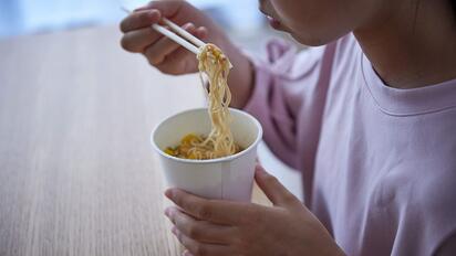 Más de 100 casos de salmonela asociados a fideos instantáneos en Europa