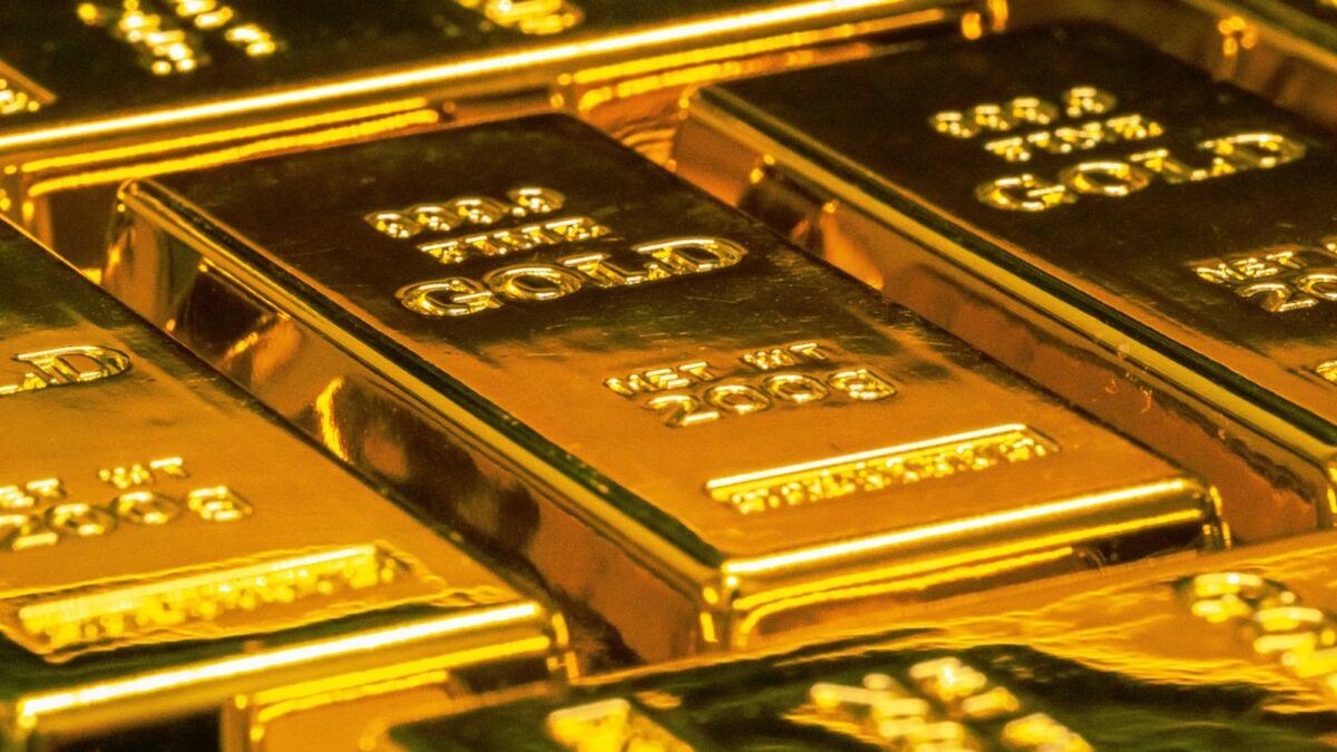 Oro avanza por menor expectativa de alza de tasas de la Fed