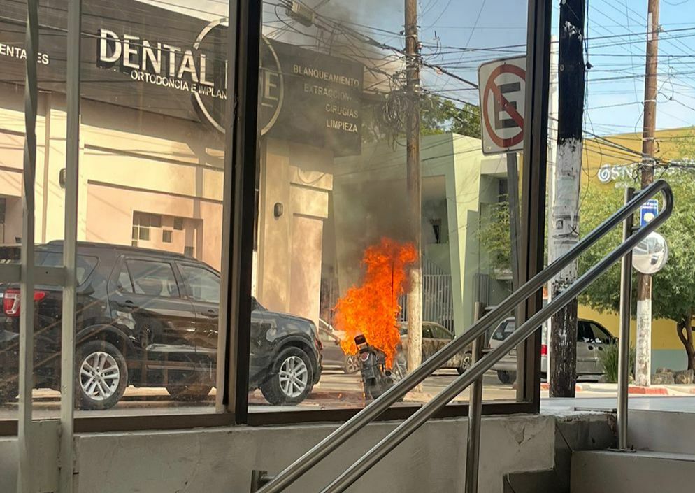 Se incendia motocicleta frente a sucursal bancaria en Centro