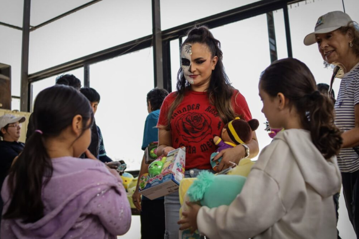Luchadores llevan alegría y alimentos a menores migrantes en Tijuana