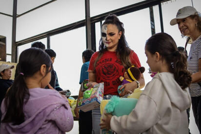 Luchadores llevan alegría y alimentos a menores migrantes en Tijuana
