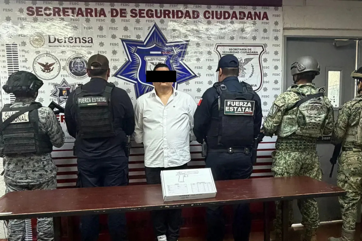 Detienen a ex agente ligado a investigaciones criminales; portaba un arma de fuego
