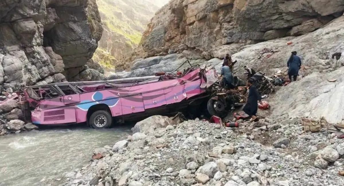 Autobús cae a un barranco en Pakistán; reportan 40 fallecidos