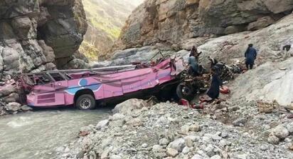 Autobús cae a un barranco en Pakistán; reportan 40 fallecidos