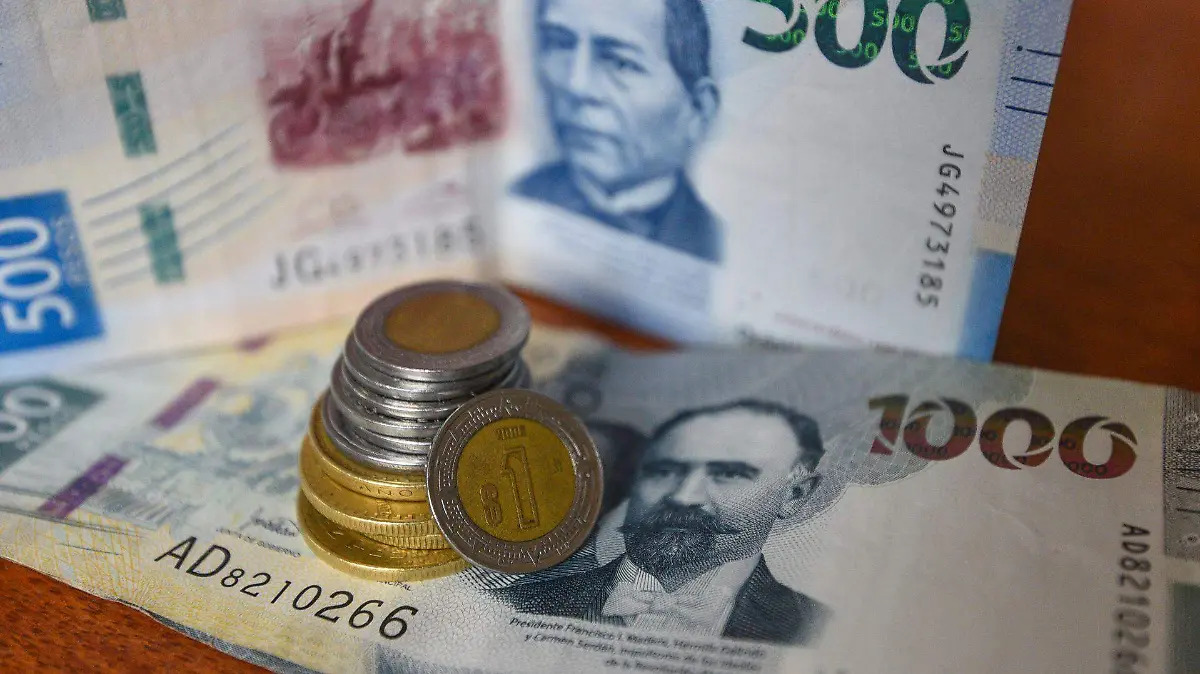 Peso mexicano cierra estable frente al dólar y gana en la semana