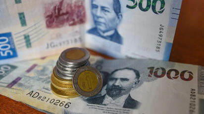Peso mexicano cierra estable frente al dólar y gana en la semana