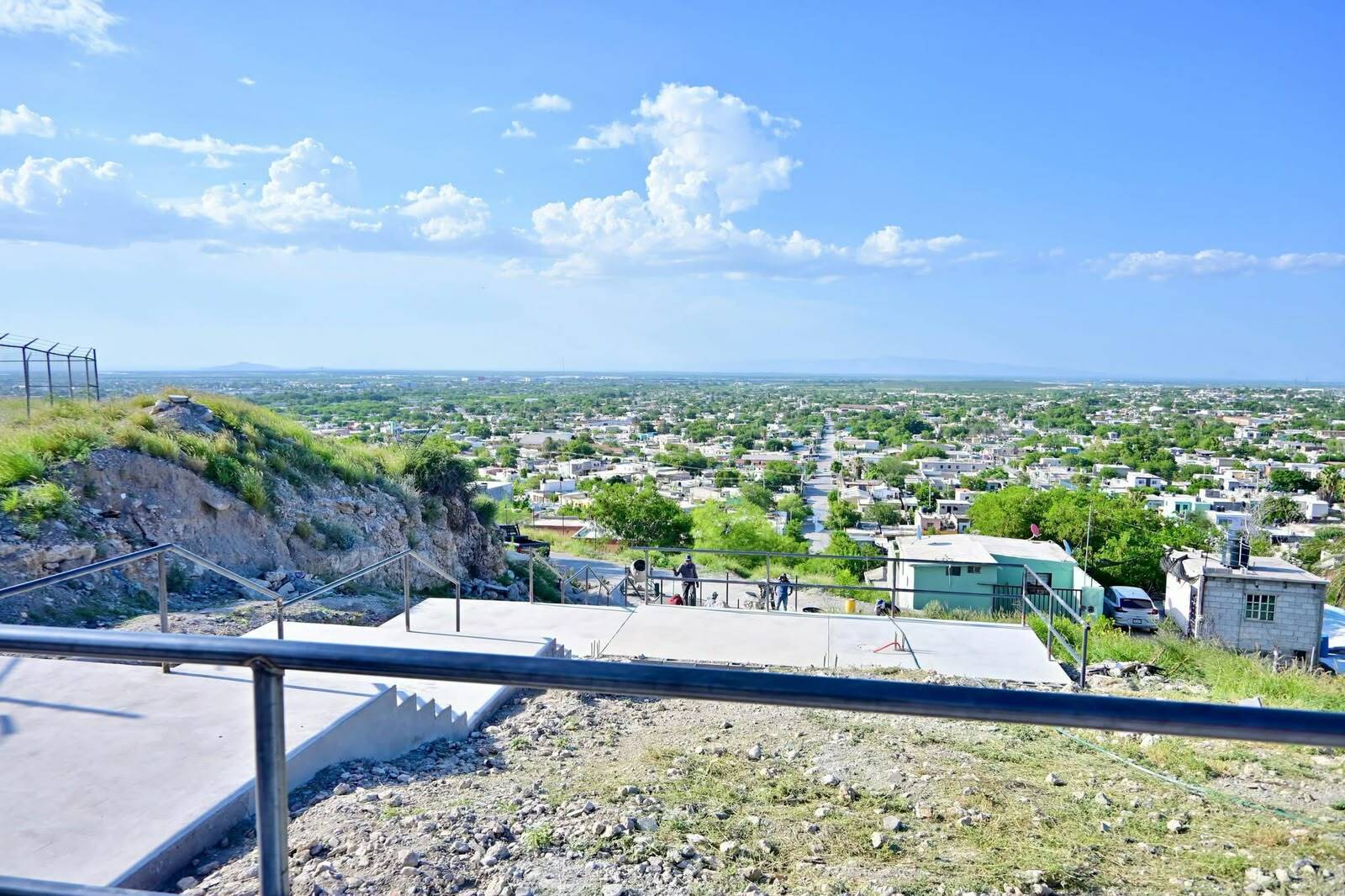 Supervisa Carlos Villarreal construcción de escalinata en la colonia Guerrero