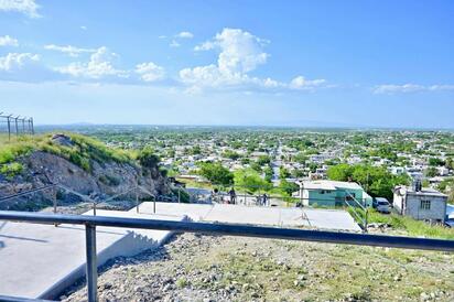 Supervisa Carlos Villarreal construcción de escalinata en la colonia Guerrero