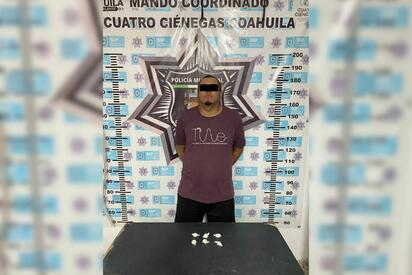 Aseguran seis dosis de droga durante un operativo de vigilancia.  Cuatro Ciénegas, Coahuila.- Un hombre fue detenido por elementos de la Dirección de Seguridad
