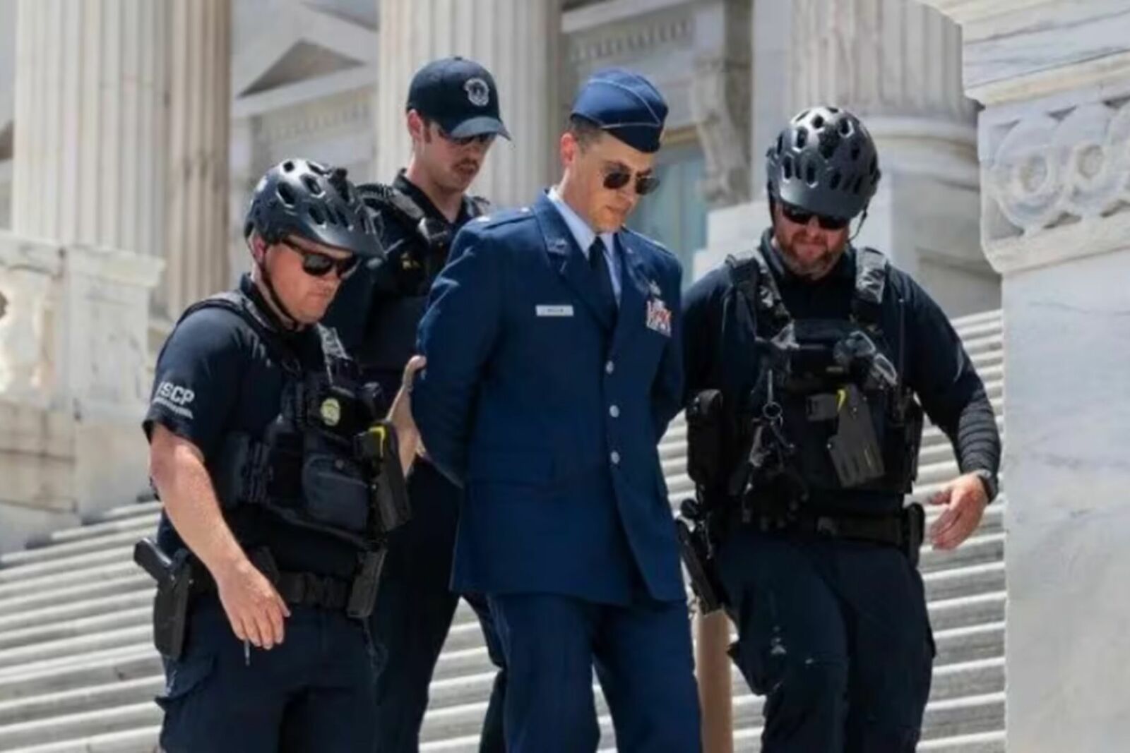 Arrestan a oficial de la Fuerza Aérea tras protesta en el Capitolio de EU