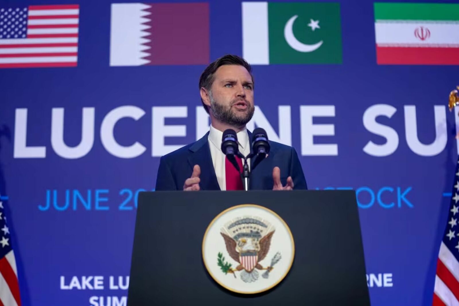 Vance critica a detractores de EU durante festejos del 4 de julio en Nueva York
