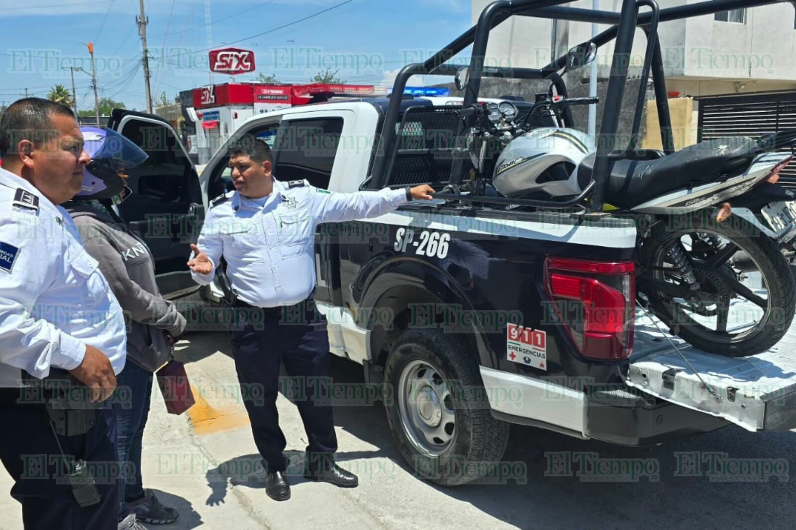 Choque entre automóvil y motocicleta moviliza a autoridades en la colonia Otilio Montaño
