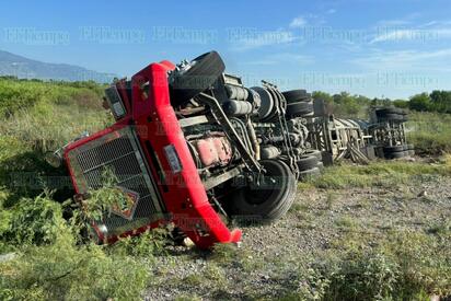 Vuelca pipa en la carretera 30; conductor resulta con lesiones leves