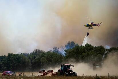 Un incendio forestal en Cataluña ha consumido 2 mil 300 hectáreas cerca de la Costa Brava, mientras cientos de bomberos continúan las labores para contener