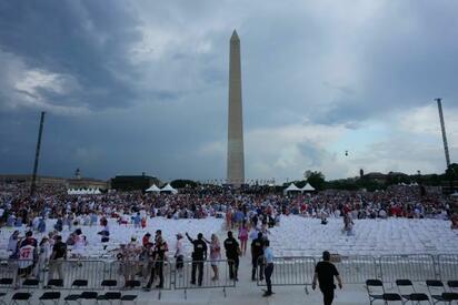 Más de 10 mil asistentes fueron evacuados del National Mall en Washington tras activarse alertas por tormentas eléctricas, en pleno festejo por