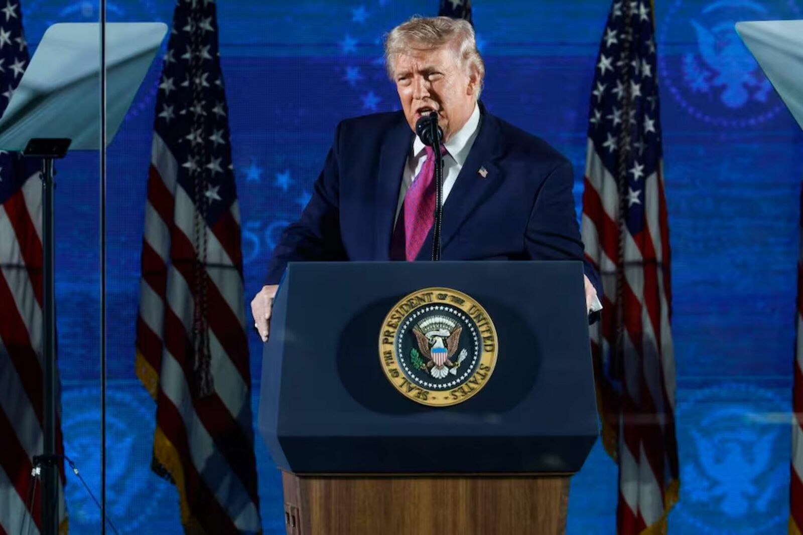 "No me importa si son las 2 de la mañana": Trump insiste en dar su discurso pese al clima