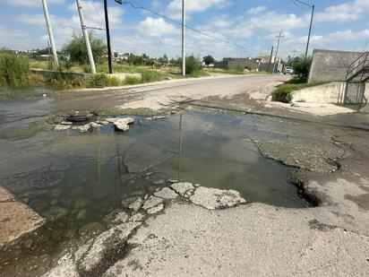 Persisten fugas y drenajes colapsados; ciudadanos acusan que SIMAS prioriza responder en redes sociales